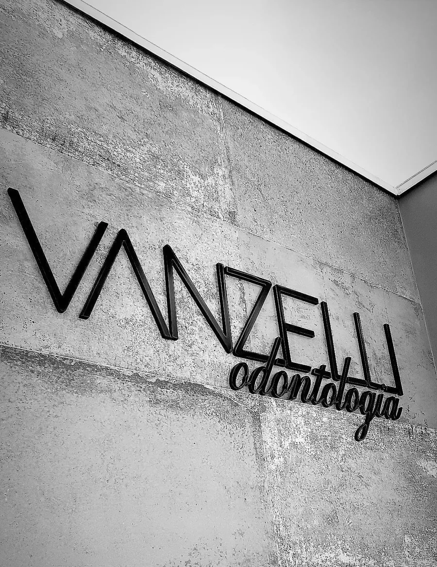 Letreiro VANZELLI Odontologia na parede da clínica, em Rio Claro